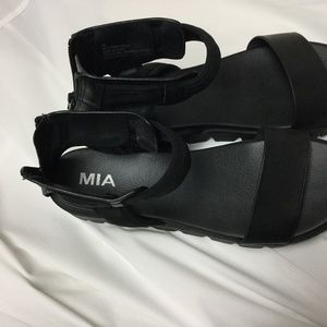 Mia sandals